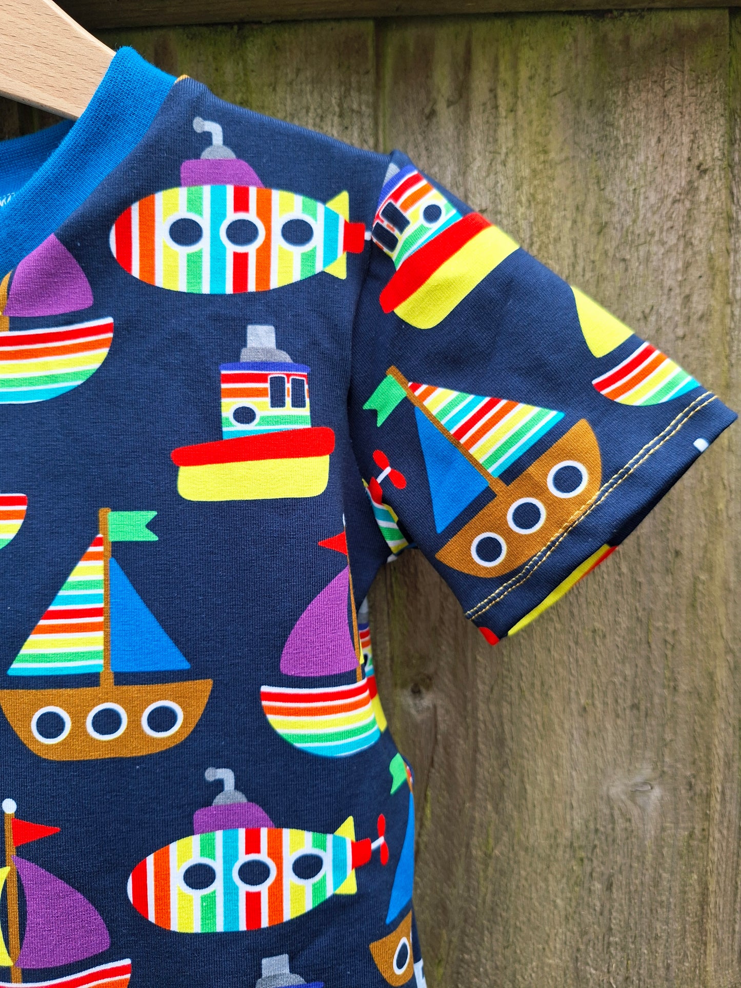 Children's tees shirt in a rainbow boat print