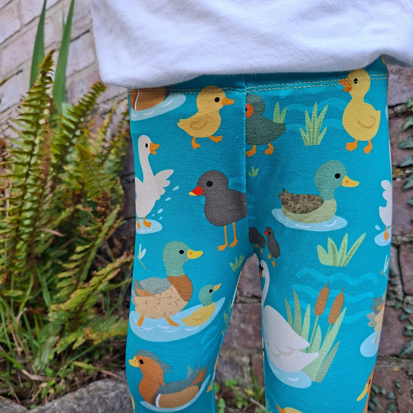 Leggings with duck pattern on a blue background
