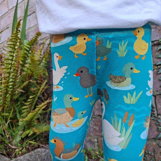 Leggings with duck pattern on a blue background
